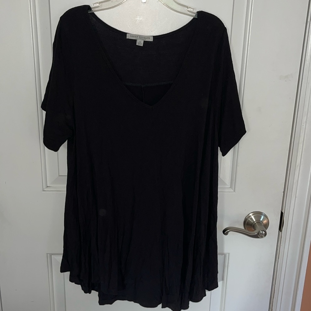 Green envelope, Los Angeles size 1X black flow T-shirt V-neck